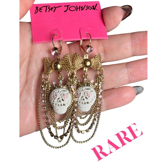 Betsey Johnson Whiteout Chandelier Skull Earrings Very Rare - Picture 1 of 3